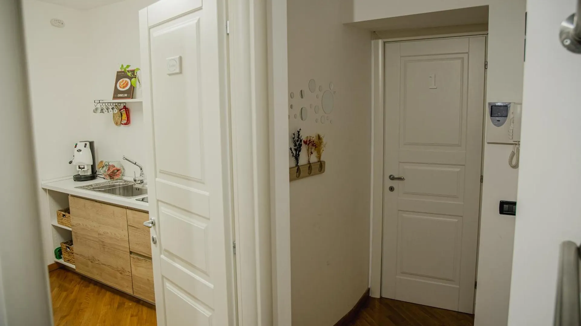 Sant'Eligio Apartments & Rooms Palermo 0*,  Italia