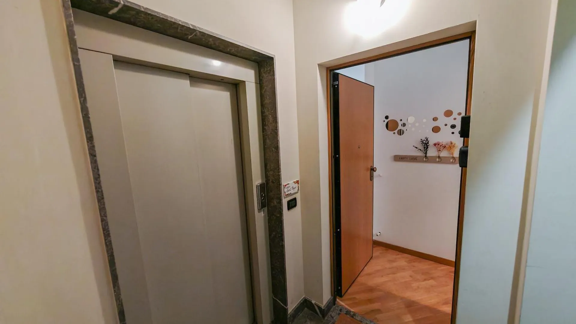 Sant'Eligio Apartments & Rooms Palermo 0*,  Italia